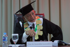 Prof. Dr. Nazaruddin Syamsuddin sebagai penguji saat memberikan pertanyaan kepada promovendus