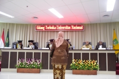Sdr Dr. Any Hindrianty dalam prosesi sidang doktoral sedang menunggu hasil sidang dari promotor dan penguji, di Jakarta (21/3).