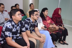 para tamu undangan dan keluarga Sdr. Dr. Muhammad Ramdan sedang menyaksikan prosesi sidang senat terbuka, di Jakarta (21/3).