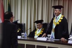 promotor, Prof. Dr. Nazarudin Syamsudin sedang membacakan hasil sidang doktoral kepada Sdr Dr. Muhammad Ramdan, di Jakarta (21/3).