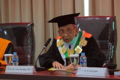 Pimpinan Sidang Prof. Dr. Umar Basalim DES saat membuka acara Sidang Senat Terbuka Universitas Nasional Promosi Doktor Rabu, 24 November 2021 di Ruang Seminar Menara 1 Unas