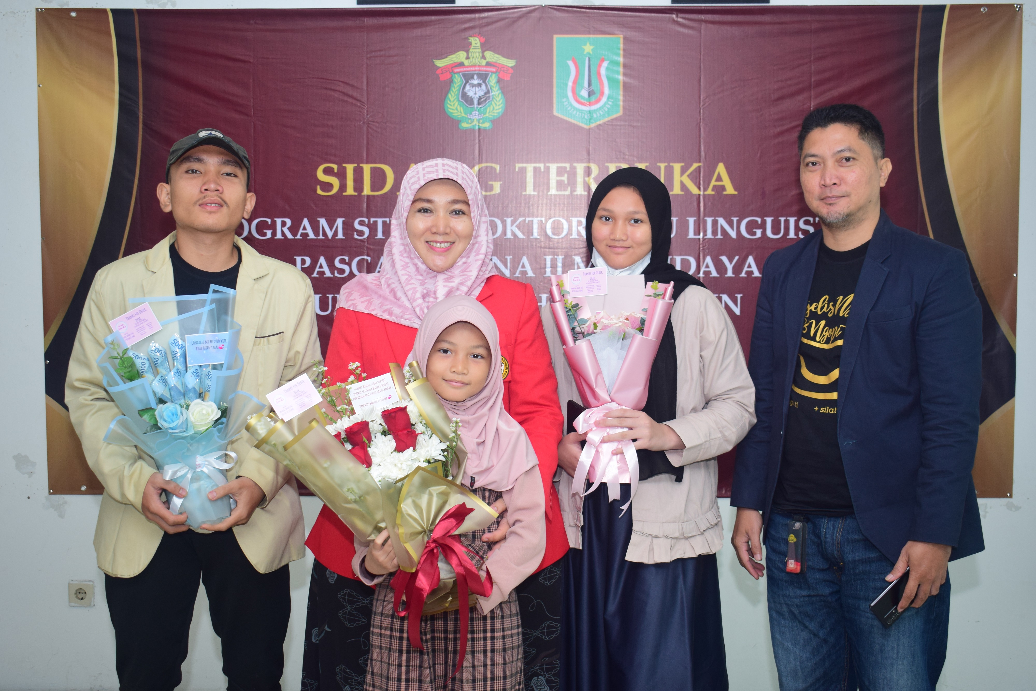 Dr.-Siti-Tuti-Alawiyah-S.S.-M.Hum-Foto-Bersama-Keluarga