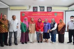 Para dosen FBS dalam sidang promosi Doktor Bidang Ilmu Linguistik, Suyanti Natalia, S.S., M.Pd