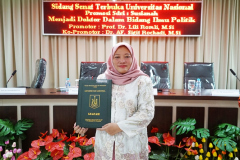 Sdri. Dr. Susianah Affandy, M.Si. setelah dilantik menjadi Doktor bidang ilmu politik