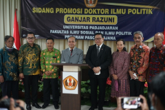 Foto bersama setelah acara sidang promosi doktor bidang ilmu politik Dr. Drs. Ganjar Razuni, S.H., M.Si pada Jumat. 27 Agustus 2021