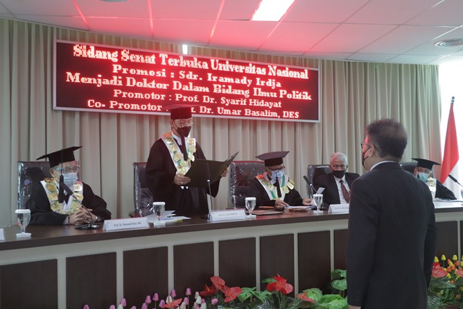 Pembacaan keputusan kelulusan oleh Prof. Dr. Syarif Hidayat pada Sidang Promosi Doktor Program Ilmu Politik  Sekolah Pascasarjana UNAS atas nama Iramady Irdja pada Kamis, 23 September 2021