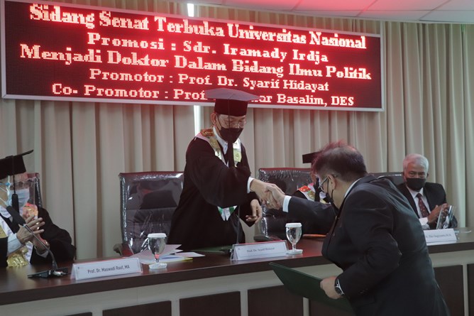 Penyerahan keputusan kelulusan oleh Prof. Dr. Syarif Hidayat pada Sidang Promosi Doktor Program Ilmu Politik  Sekolah Pascasarjana UNAS atas nama Iramady Irdja pada Kamis, 23 September 2021