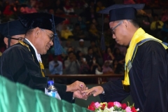 Rektor UNAS saat menyematkan cincin emas kepada wisudawan terbaik di Fakultas