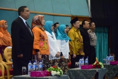 para dosen UNAS saat menyanyikan lagu Indonesia Raya dan mars UNAS dalam acara sidang senat terbuka