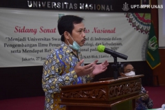 Ketua Pusat Pengajian Islam Dr. Drs. Fachruddin Majeri Mangunjaya, M.Si. saat mempimpin doa dalam acara Rapat Senat  Tahunan Universitas Nasional  pada Rabu, (27/1) di Auditorium