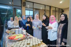 Para Dosen sedang menikmati menu buka puasa dalam  acara Silaturahim dan Buka Bersama Fakultas Ilmu Sosial dan Ilmu Politik Universitas Nasional 2023, di Ruang Exhibition Lt. 2 Selasa, 4 April 2023