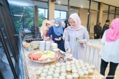 Para Dosen sedang menikmati menu buka puasa dalam  acara Silaturahim dan Buka Bersama Fakultas Ilmu Sosial dan Ilmu Politik Universitas Nasional 2023, di Ruang Exhibition Lt. 2 Selasa, 4 April 2023