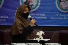 Moderator Dr. Irma Indrayani, S.I.P., M.Si. sedang memimpin jalannya diskusi