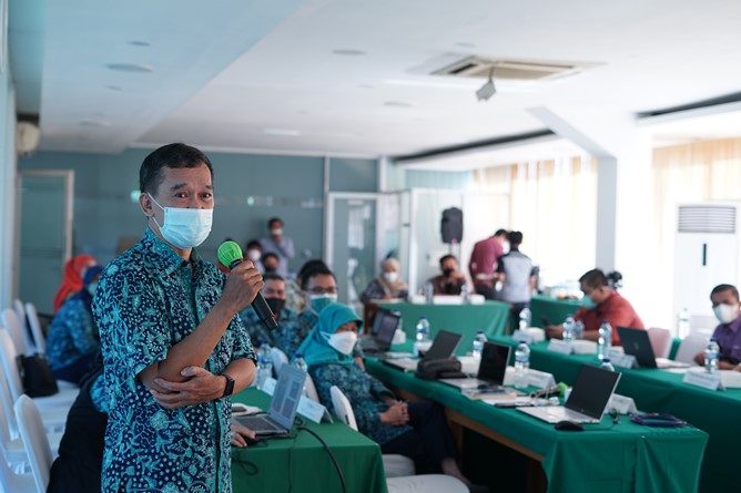 Dekan Fakultas Biologi Dr. Tatang Mitra Setia, M.Si. saat mempresentasikan isian borang untuk akreditasi pada Rabu, 2 Maret 2022 di ruang seminar selasar lantai 3