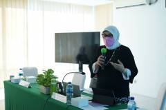 Asessor Internal Universitas Nasional Dr.Retno Widowati, M.Si. dalam acara Simulasi Akreditasi Program Studi Biologi Rabu, 2 Maret 2022 di ruang seminar selasar lantai 3