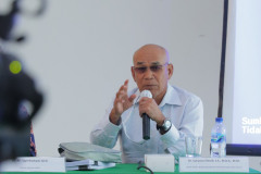 Rektor-Universitas-Nasional-Dr.-El-Amry-Bermawi-Putera-M.A-memberikan-apresiasi-dan-semangat-kepada-tim-akreditasi-Prodi-HI