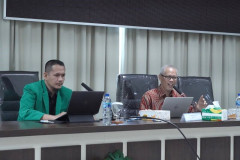 Ir.Nashrul Hakiem, S.Si., M.T., Ph.D selaku Asesor Eksternal sedang melakukan review dokumen akreditasi dan sesi tanya jawab, di Ruang Rapat Seminar Menara UNAS Ragunan Jakarta, Senin, 04 Maret 2024.