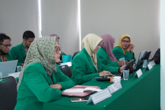 Para tim penyusun sedang berdiskusi dalam kegiatan Simulasi Internal Akreditasi Program Studi Magister Teknologi Informasi, di Ruang Seminar Selasar Lantai III, Rabu, 27 Desember 2023. 