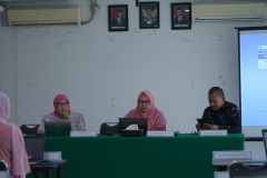 Asesor Internal Unas, Dr. Retno Widowati, M.Si. sedang menyampaikan materinya dalam kegiatan Simulasi Internal ISK Universitas Nasional, di Ruang Seminar Blok I Lt 3 Rabu, 12  April 2023