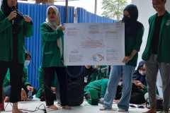 Mahasiswa Sosiologi saat memberikan edukasi kepada masyarakat di Kampung Akuarium Jakarta Utara, Selasa dan Rabu 4-5 Oktober 2022