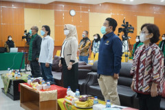 Para narasumber dan tamu undangan sedang menyanyikan lagu Indonesia Raya dalam kegiatan Sosialisasi Budaya Sensor Mandiri, secara hybrid, pada Rabu, 10 November 2021.