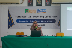 Penjelasan tentang PKM oleh Dr. Heni Jusuf, S.Kom., M.Kom dalam kegiatan Sosialisasi dan Coaching Clinic PKM FTS
