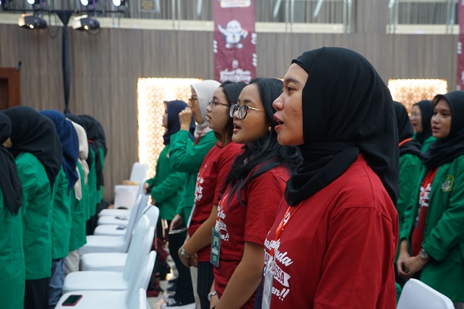 Menyanyikan lagu Indonesia Raya dalam pembukaan kegiatan Sosialisasi Pemilu dan Pendidikan Pemilih KPU Goes to Campus di Auditorium Cyber Library Unas, Senin, 13 November 2023