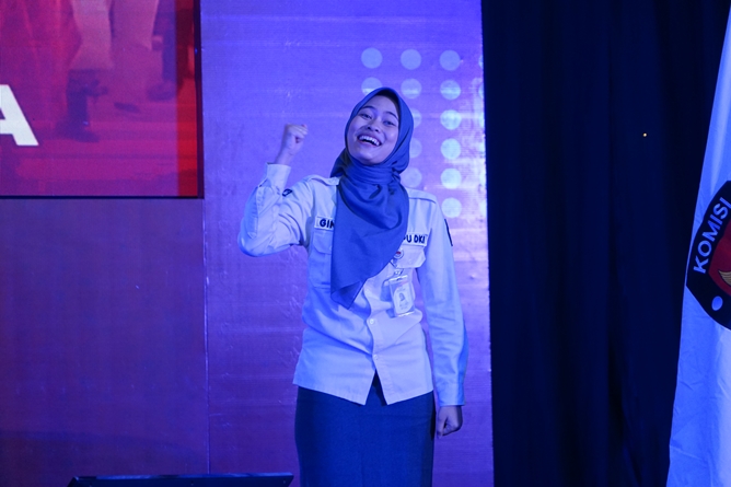 Dirijen sedang memimpin lagu Indonesia Raya dalam pembukaan kegiatan Sosialisasi Pemilu dan Pendidikan Pemilih KPU Goes to Campus di Auditorium Cyber Library Unas, Senin, 13 November 2023