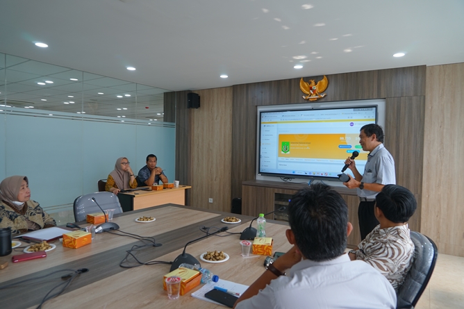 Presentasi oleh Dr. Tatang Mitra Setia, M.Si. dalam Sosialisasi Pembaharuan Akun SINTA LPPM di Ruang Rapat Cyber Library