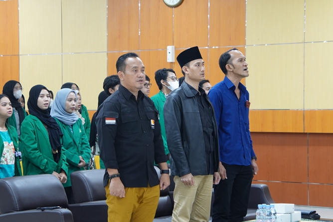 Menyanyikan lagu Indonesia Raya dalam pembukaan sosialisasi pemilu partisipatif BAWASLU dan Biromawa di Aula Blok I Lantai IV Unas, Rabu, 15 November 2023.