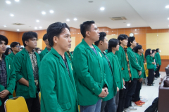 Mahasiswa sedang menyanyikan lagu Indonesia Raya dalam pembukaan sosialisasi pemilu partisipatif BAWASLU dan Biromawa di Aula Blok I Lantai IV Unas, Rabu, 15 November 2023.