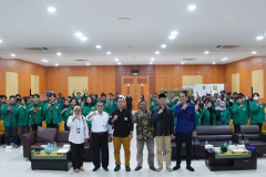 Foto bersama dengan para mahasiswa dalam sosialisasi pemilu partisipatif BAWASLU dan Biromawa di Aula Blok I Lantai IV Unas, Rabu, 15 November 2023.