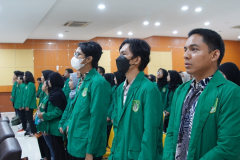 Mahasiswa sedang menyanyikan lagu Indonesia Raya dalam pembukaan sosialisasi pemilu partisipatif BAWASLU dan Biromawa di Aula Blok I Lantai IV Unas, Rabu, 15 November 2023.