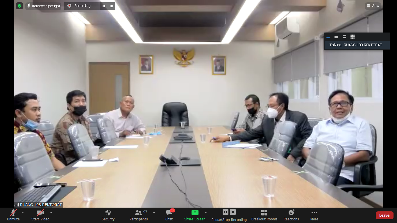 Pembukaan acara oleh Wakil Rektor Bidang Administrasi Umum, Keuangan, dan SDM Prof. Dr. Drs. Eko Sugiyanto, M.Si. dan Kepala BSDM Ir. Tri Waluyo, M.Agr. pada Selasa (04/01) melalui zoom meeting.