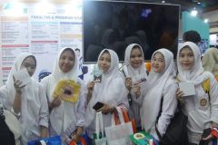 Para siswi foto bersama setelah mengikuti games dan menunjukkan hadiah menarik yang didapatnya, di JCC Senayan, Jum'at, 23 Februari 2024.