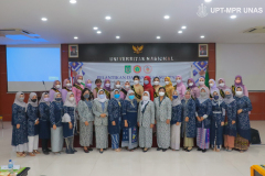 Foto Bersama jajaran pimpinan fikes, pimpinan PD IBI DKI Jakarta dengan lulusan profesi bidan