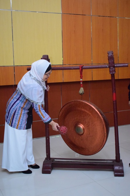 Pembukaan acara dengan pemukulan gong (3)