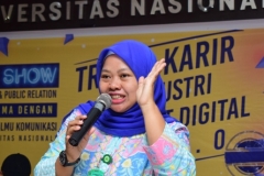Manager Marketing Public Relations (Dian Metha Ariyanti, S.Sos., M.Si.) Memberian Materi