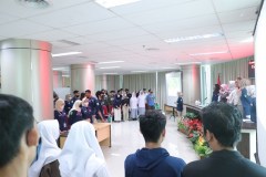 Para peserta technical meeting sedang menyanyikan lagu Indonesia raya dalam pembukaan kegiatan