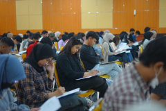 Mahasiswa sedang melaksanakan tes TOEFL yang diselenggarakan oleh FISIP bekerja sama dengan LPIA