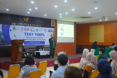 Wakil Dekan Bidang Kemahasiswaan dan Administrasi Umum FISIP Unas, Dr. Aos Yuli Firdaus, S.I.P., M.Si.  sedang memberikan sambutannya dalam pembukaan tes TOEFL