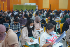 Mahasiswa sedang melaksanakan tes TOEFL yang diselenggarakan oleh FISIP bekerja sama dengan LPIA