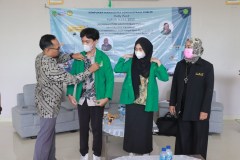 Penyematan jaket almamater dari Wakil Dekan dan Kaprodi kepada mahasiswa baru