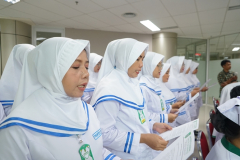 Mahasiswa Profesi Bidan sedang membaca naskah ucap janji dalam kegiatan Ucap Janji Kepaniteraan, di Ruang Seminar Menara Ragunan, Jumat, 13 Oktober 2023.