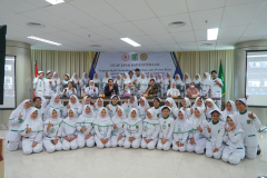 Foto bersama mahasiswa Profesi Ners dalam kegiatan Ucap Janji Kepaniteraan Profesi Ners dan Bidan Semester Genap 2022/2023 di Menara Unas, Ragunan, Sabtu, 18 Maret 2023