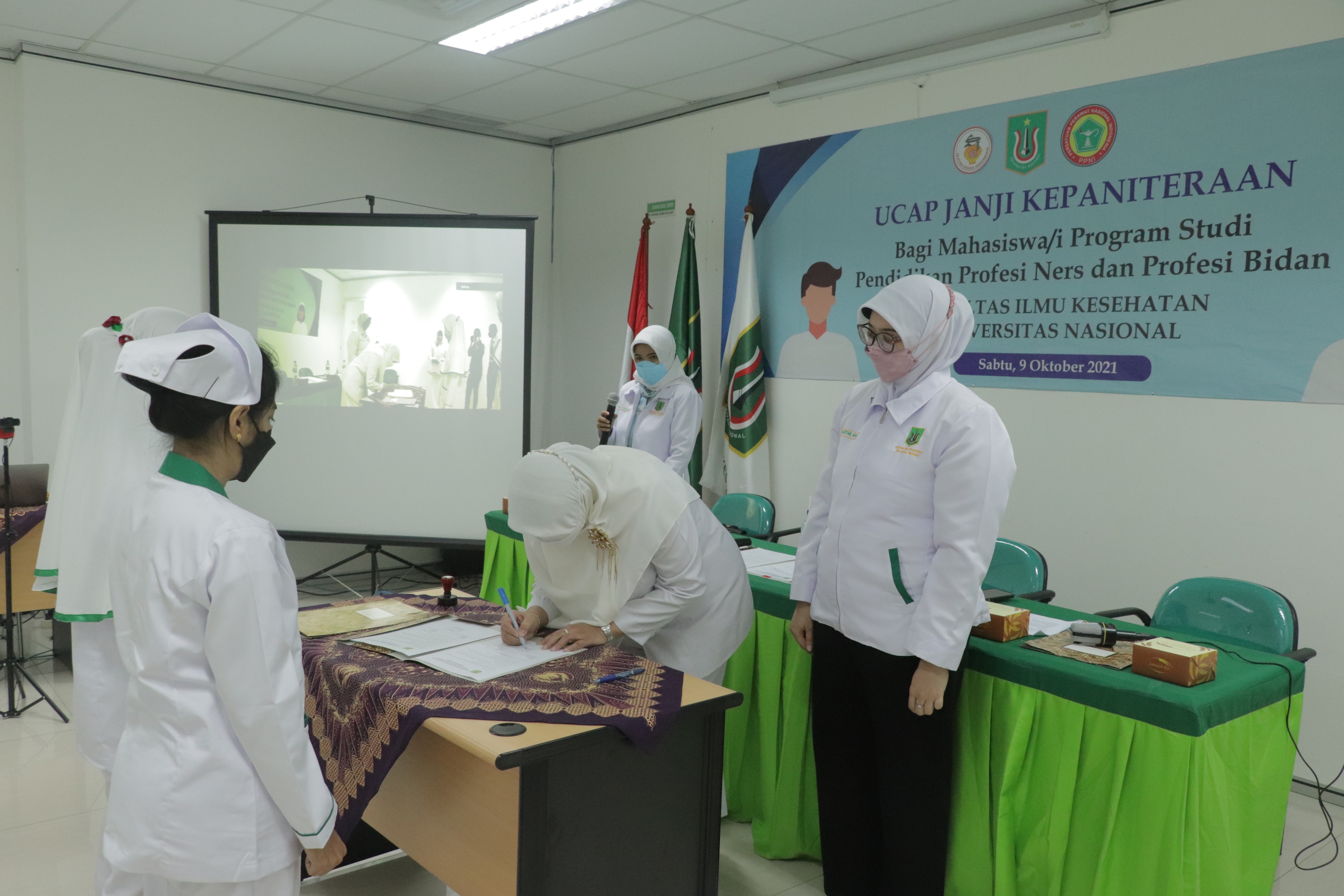 Penandatanganan naskah ucap janji yang disetujui oleh Dekan Fakultas Ilmu Kesehatan Universitas Nasional Dr. Retno Widowati, M.Si.