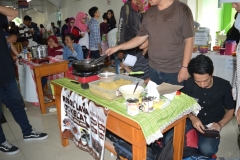 peserta unas expo sedang memasak di stand nya
