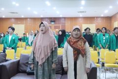 Sesi menyanyikan lagu Indonesia Raya dan Mars Unas  dalam kegiatan One Campus One Gudangers 2023, di Ruang Aula Unas Blok I Lt.IV, Senin, 18 Desember 2023
