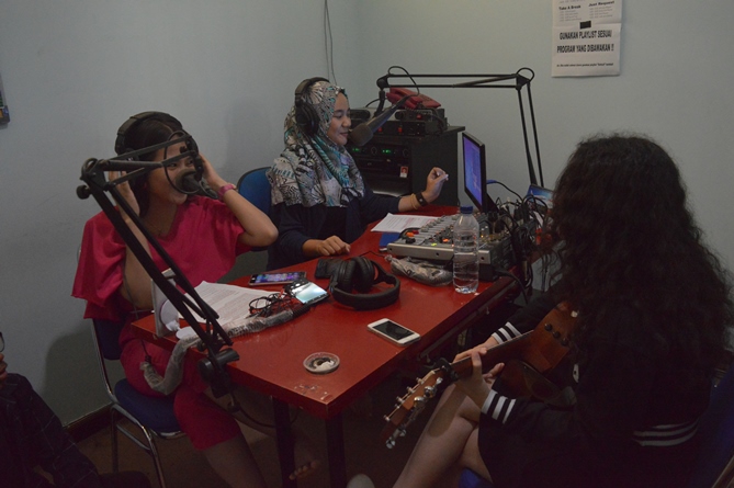 Crew UNAS Radio saat melakukan live interview dengan penyanyi muda Wizzy