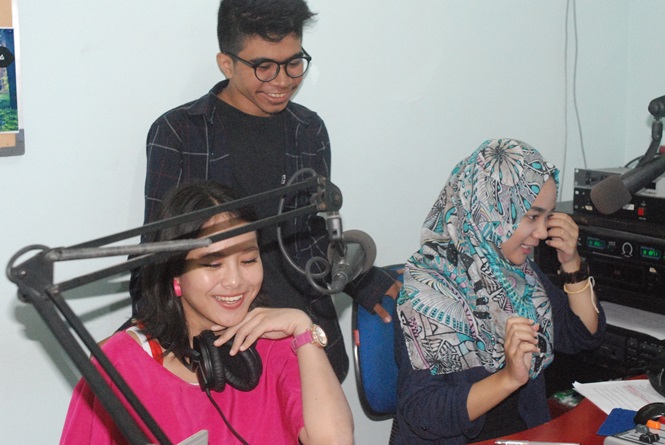 Crew UNAS Radio saat melakukan siaran di Lab Radio Bambu Kuning